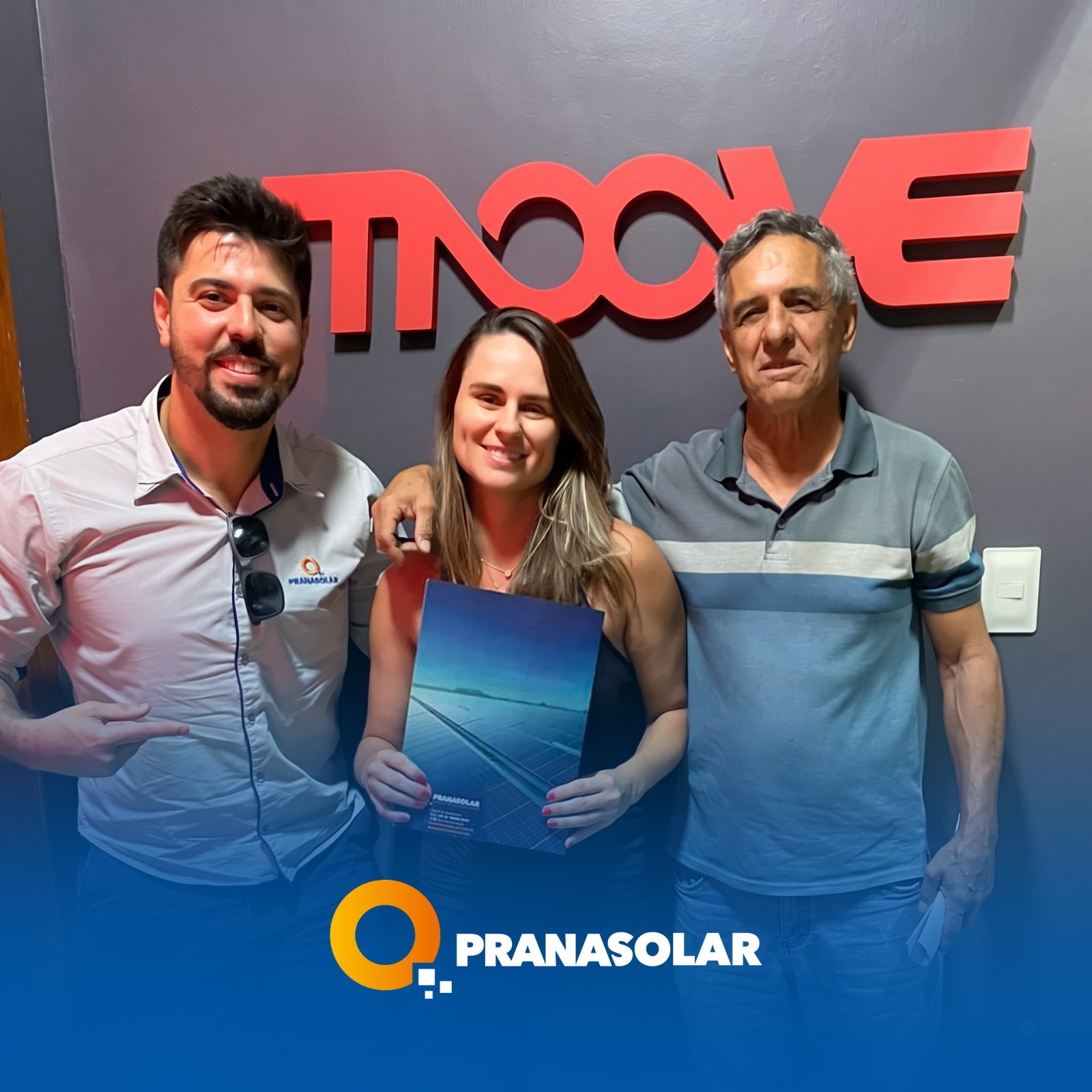 Equipe Prana Solar com clientes empresariais
