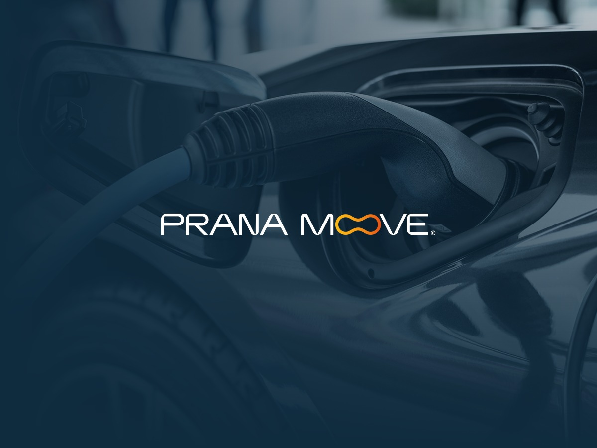 Carregador conectado a um carro elétrico — Prana Moove