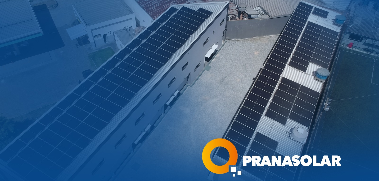 Galpão empresarial com painéis solares em vista aérea