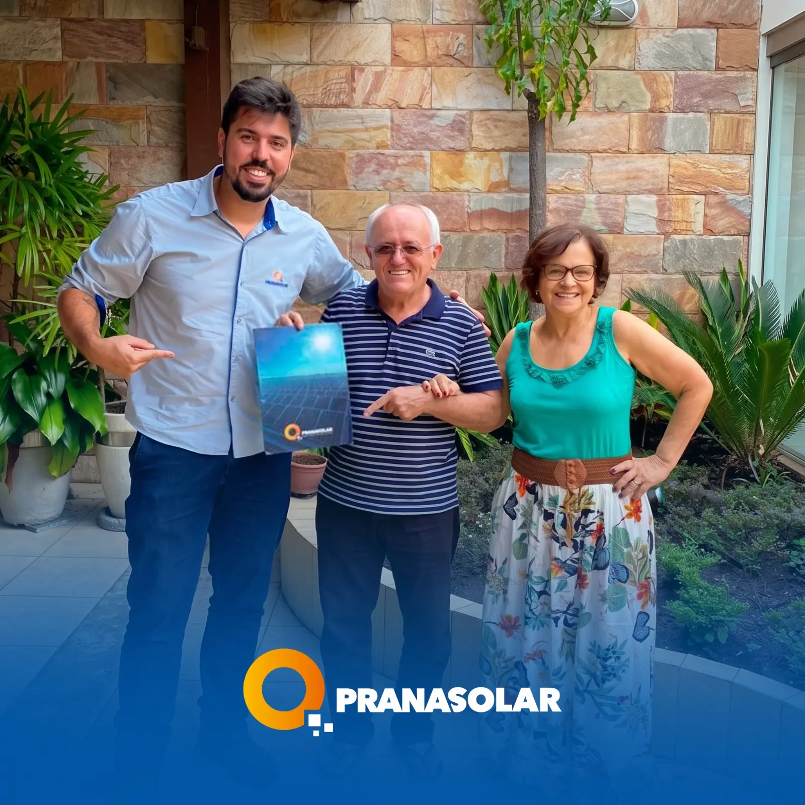 Família cliente da Prana Solar em sua residência