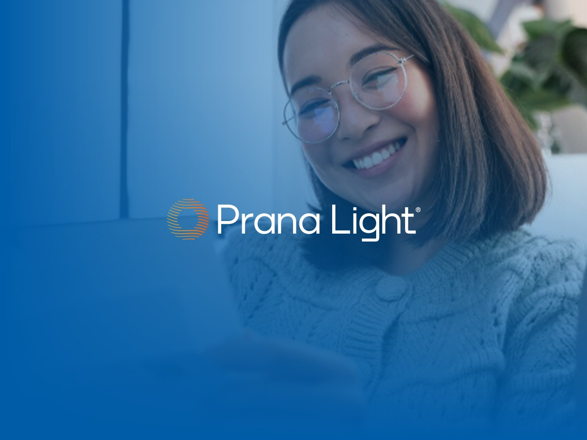 Cliente sorrindo acompanhando a economia com a Prana Light
