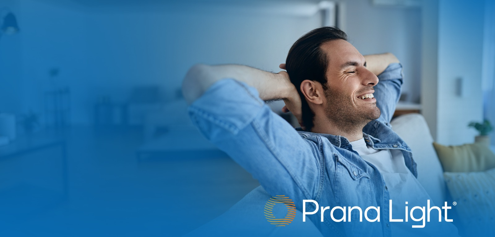 Homem relaxado em casa economizando na conta de luz com a Prana Light