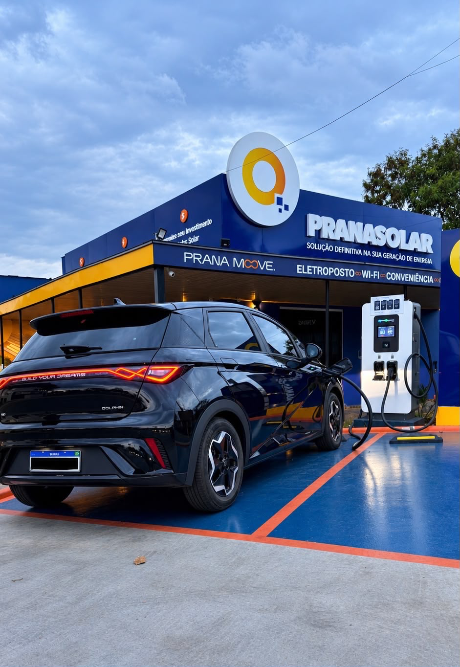 Carro elétrico carregando no eletroposto da sede do Grupo Prana em Lagoa Santa/MG — Prana Moove