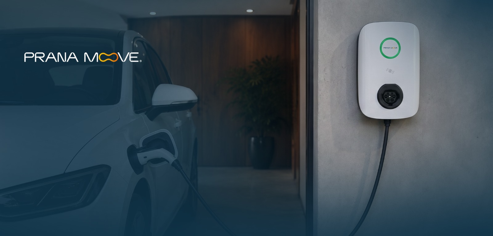 Homem caminhando até o wallbox instalado em casa carregando um carro elétrico